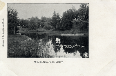 16244 Gezicht in het Wilhelminapark met gemengde bomen, struiken en de vijver te Zeist uit het zuidwesten.